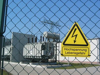 Stromversorger : Trafostation mit Hinweisschild